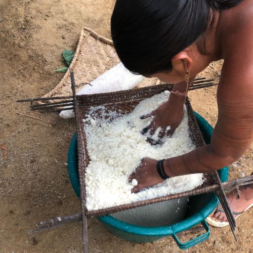 femme-manioc-trois-sauts.jpg