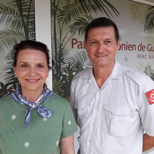 juliette_binoche_au_parc_amazonien_de_guyane_avec_pascal_vardon.jpg