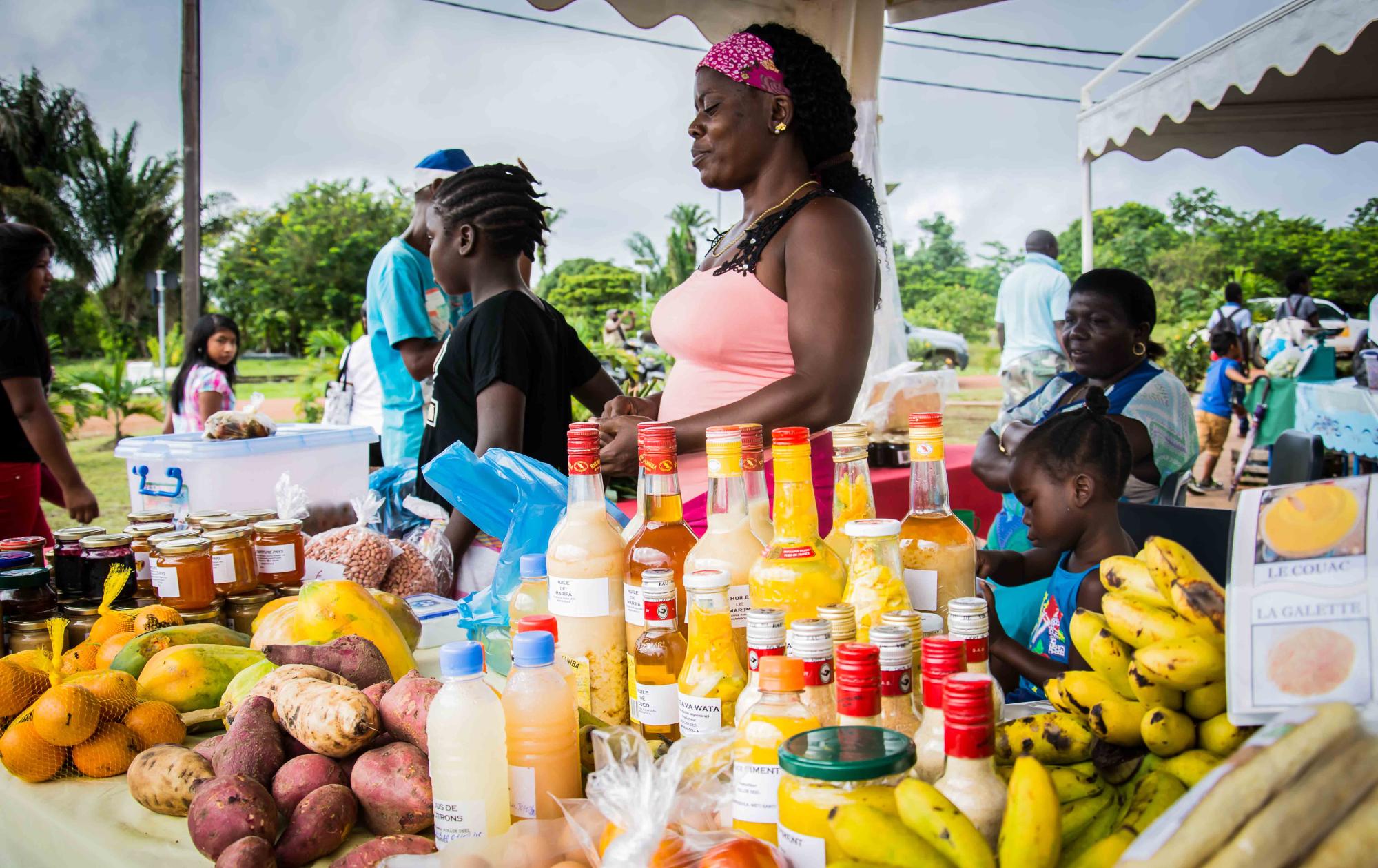Deel Koloé, agricultrice Maripa-Soula, dans son stand au Marché artisanal du Maroni