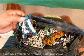 collier-sachet-marche-artisanale-du-maroni_ed.2012ccberthier-7.jpg