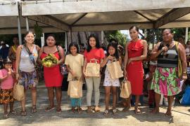 Les gagnantes du concours de la plus belle tenue traditionnelle Teko et Wayampi.