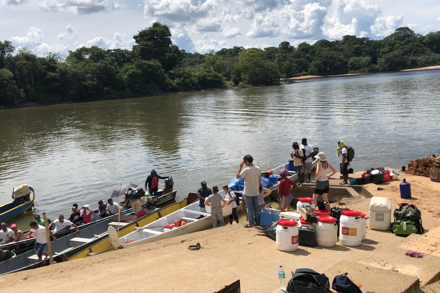 Chargement pirogue avant une mission / PAG