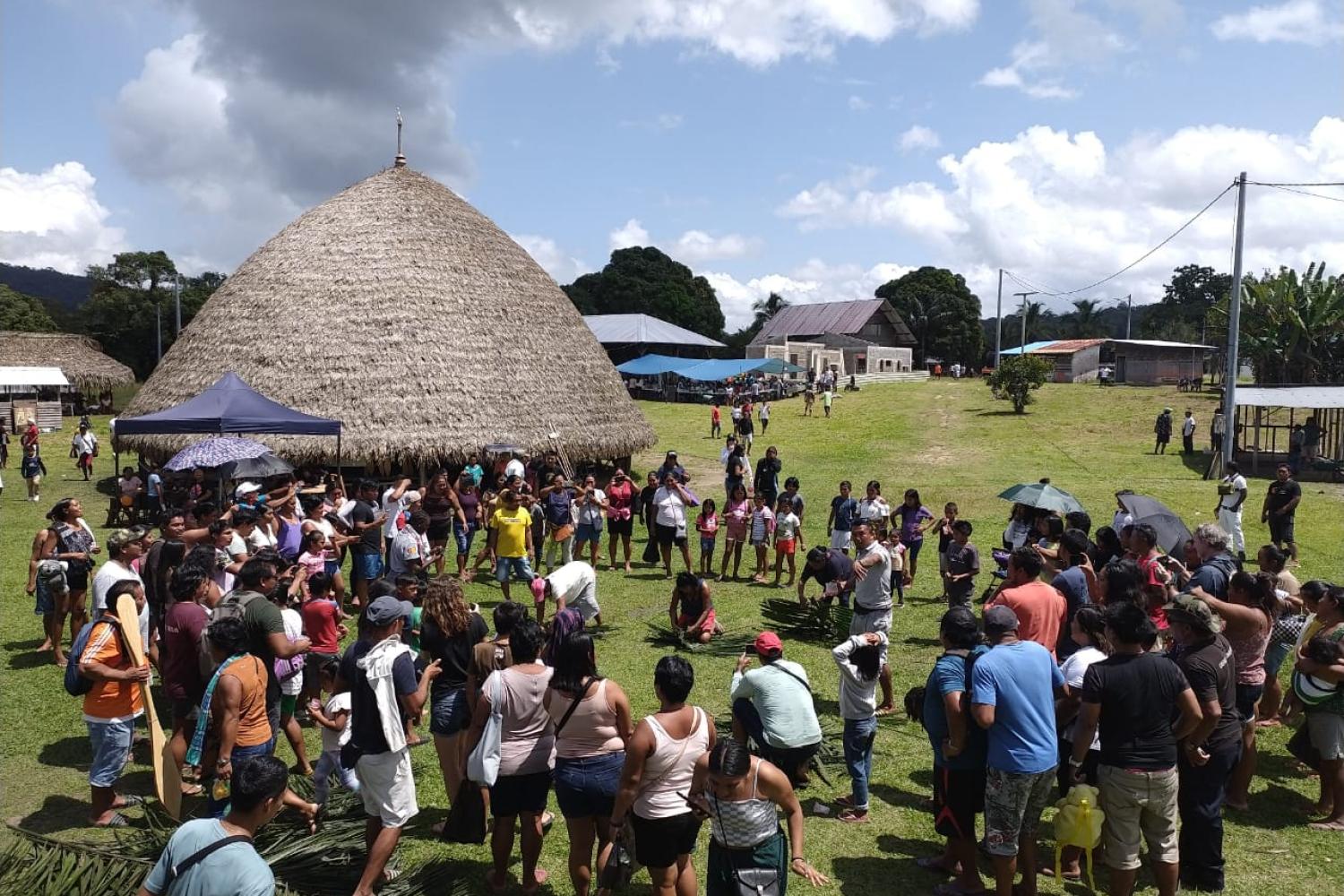 Le premier Marché de Taluen, organisé par les équipes du Parc amazonien, a sans doute été l’événement phare de ce début de vacances sur le Maroni. Il a réuni plus de 400 personnes !