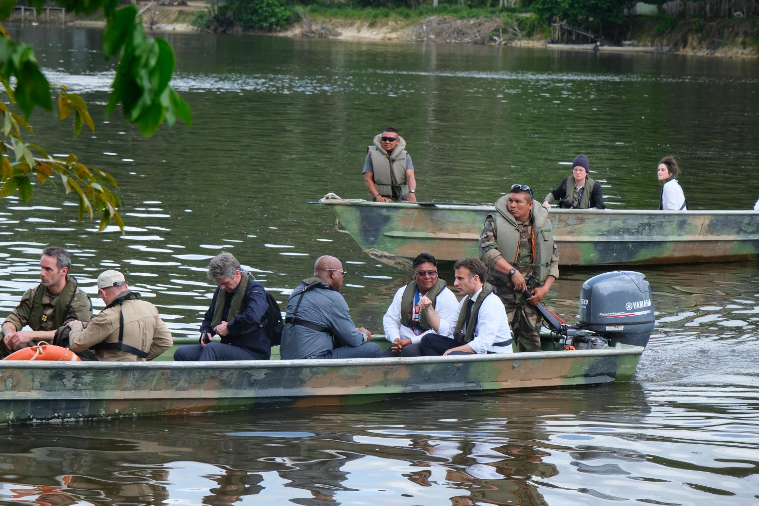 Macron pirogue